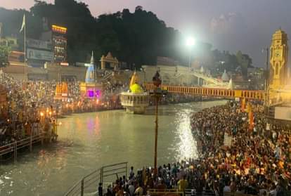 हरिद्वार में गंगा आरती में शामिल श्रद्धालु