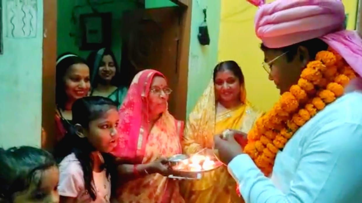 FAIMILY AND TEACHERS welcome manish for his achievement