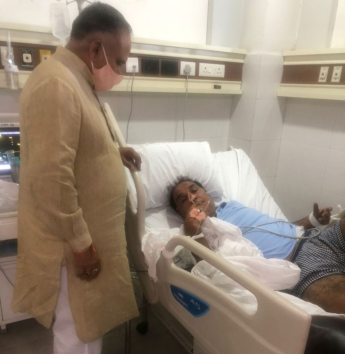 The landlord was made unconscious after drinking intoxicants in coffee, the servant couple ran away after stealing ten lakh rupees and goods