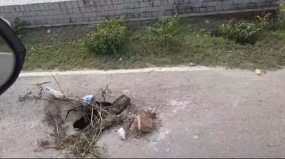 गोंडा में कटरा मार्ग पर बीच सड़क पर बना गड्ढा।