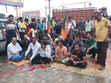 Mathura: BJP workers sitting on dharna after the gherao of Thana Raya
