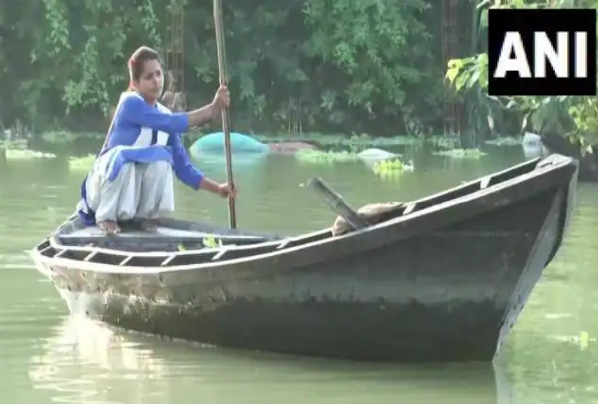 Gorakhpur Viral student girl goes to school by boating herself in Rapti River