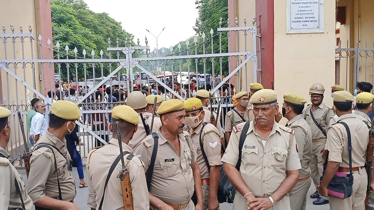 BHU hospital staff and students fight today lanka gate closed in protest varanasi police force deployed