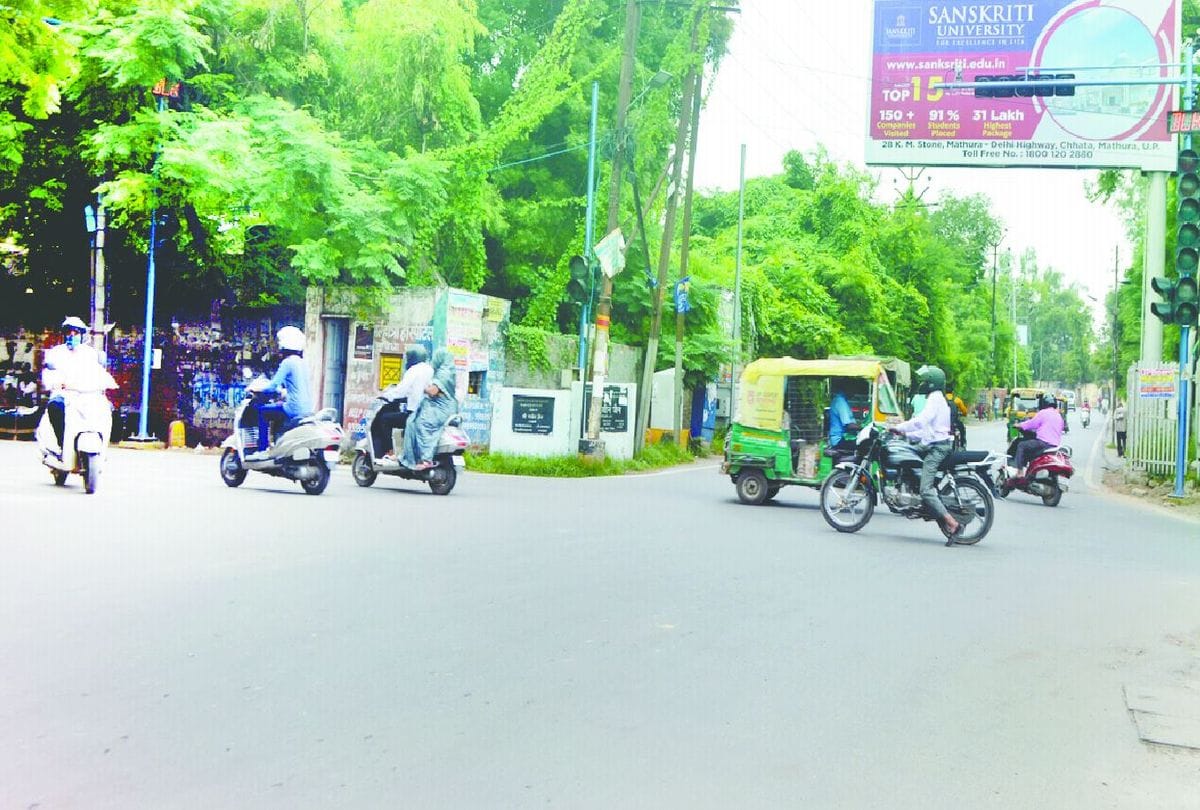 Smart trial of traffic light failed on the first day in agra smart city