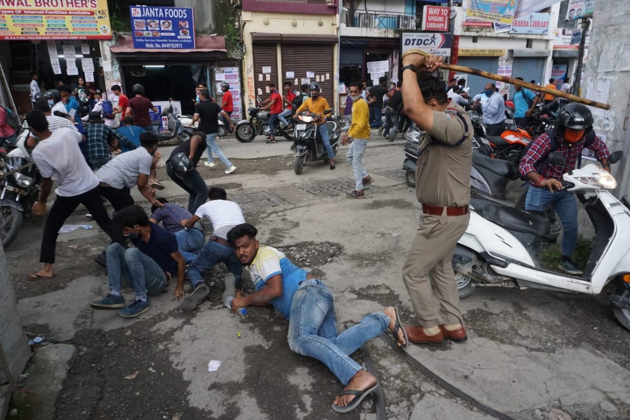 uttarakhand news: student two group fight in DAV PG college, watch photos