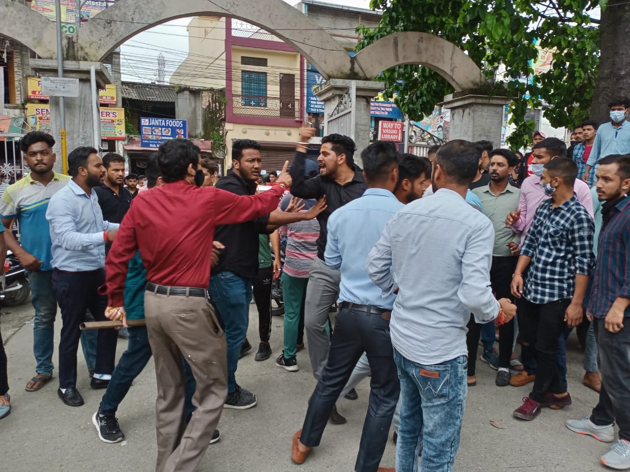 uttarakhand news: student two group fight in DAV PG college, watch photos