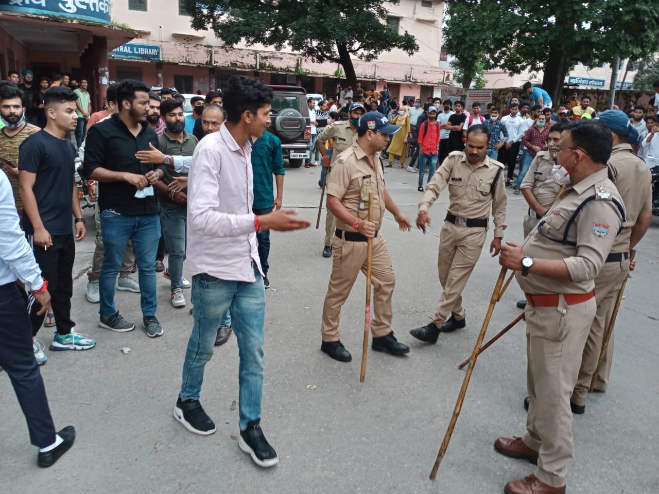 uttarakhand news: student two group fight in DAV PG college, watch photos