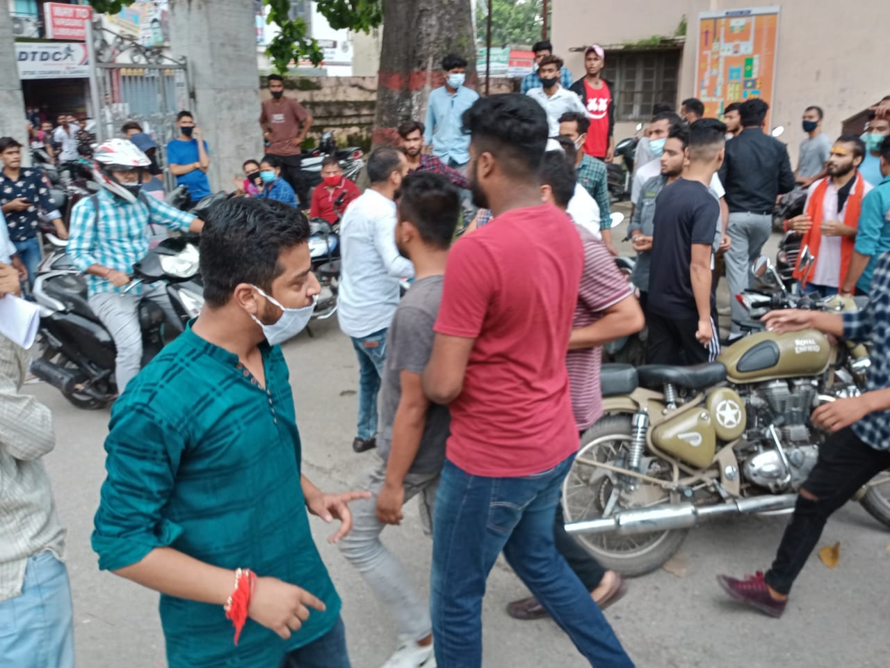 uttarakhand news: student two group fight in DAV PG college, watch photos