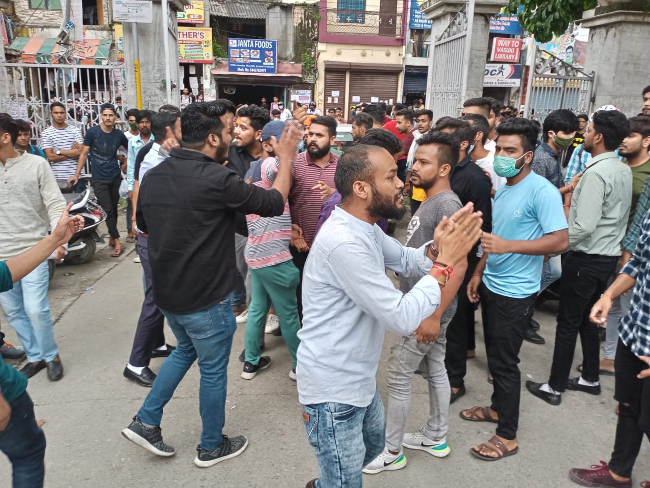 uttarakhand news: student two group fight in DAV PG college, watch photos