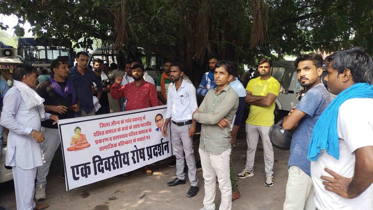 Demonstration demanding the arrest of the accused who beat up the minor on the allegation of theft