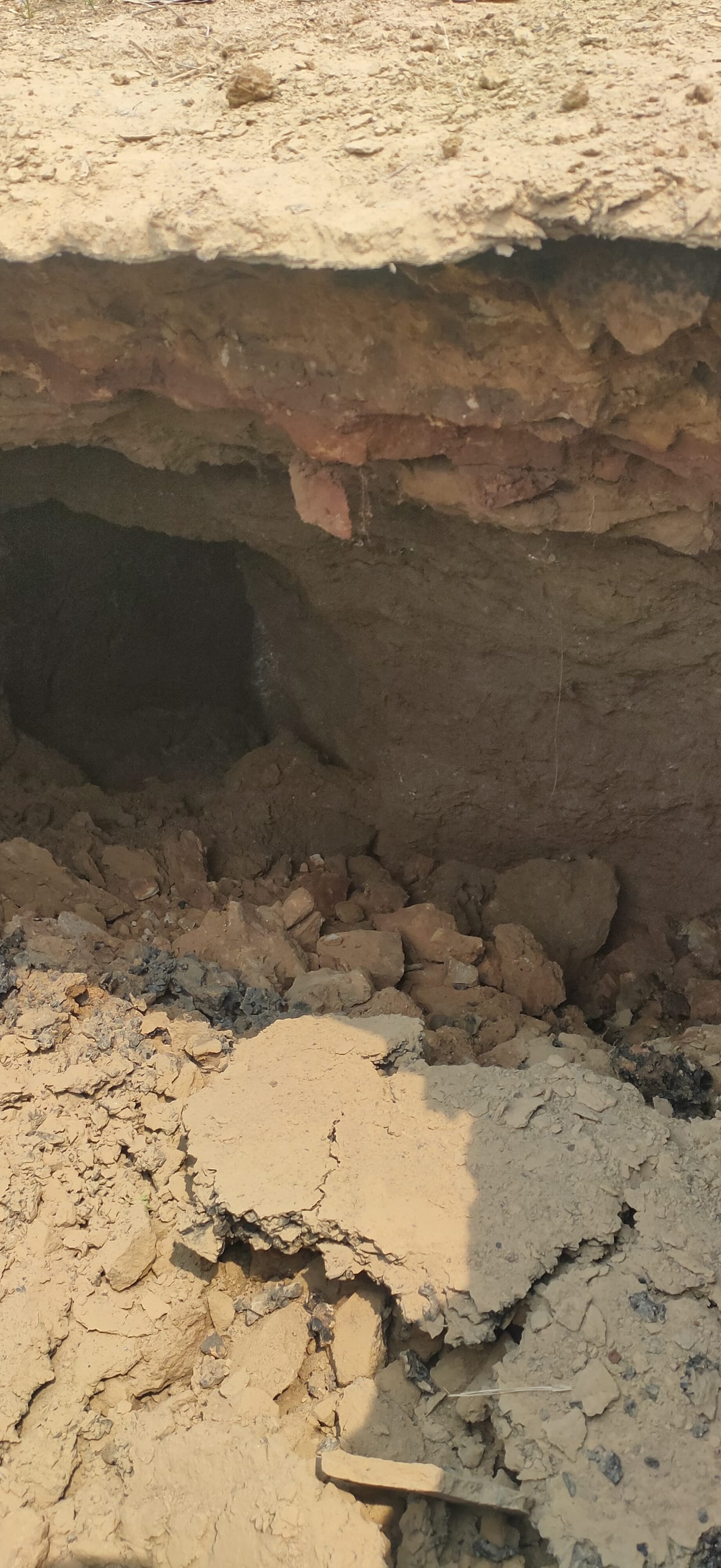 Thick crack near siphon, canal closed