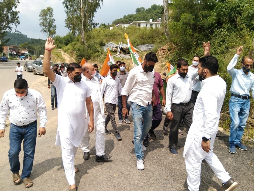 Jhanduta Congress raised slogans against the drinking water problem