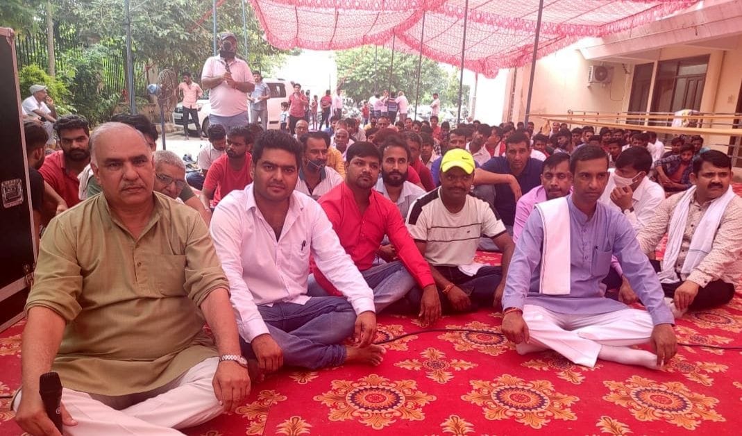 Villagers gathered to open the closed road on Kundli border