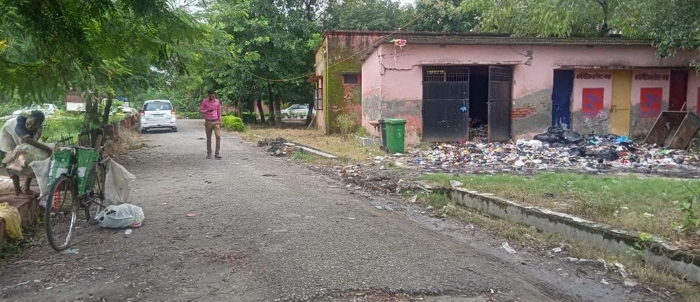 Mosquitoes growing from dirt in drains, danger of dengue