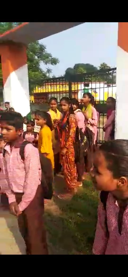 Students standing at the school gate for an hour due to the carelessness of the staff