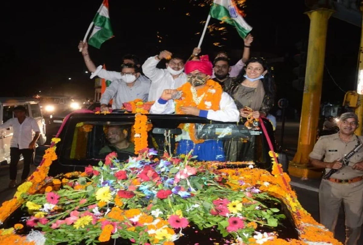 Grand welcome to Paralympic medalists wife who arrived to receive DM Suhas ly put Sehra on head airport resonated with drums