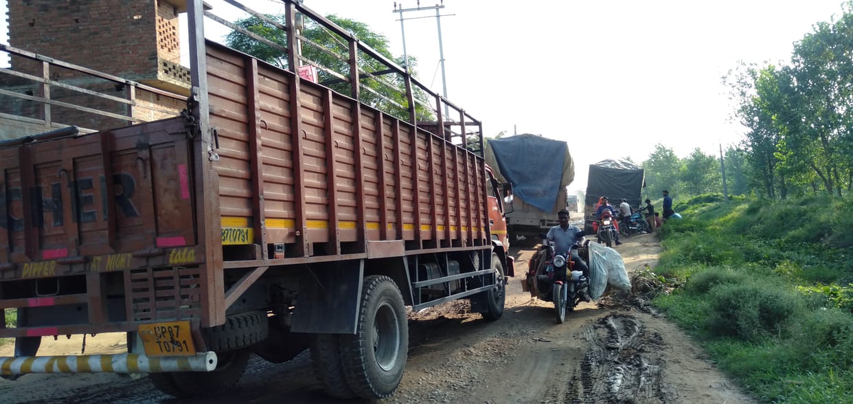 Bareilly: People upset due to jam, excavation work going on at a route crossing in Faridpur
