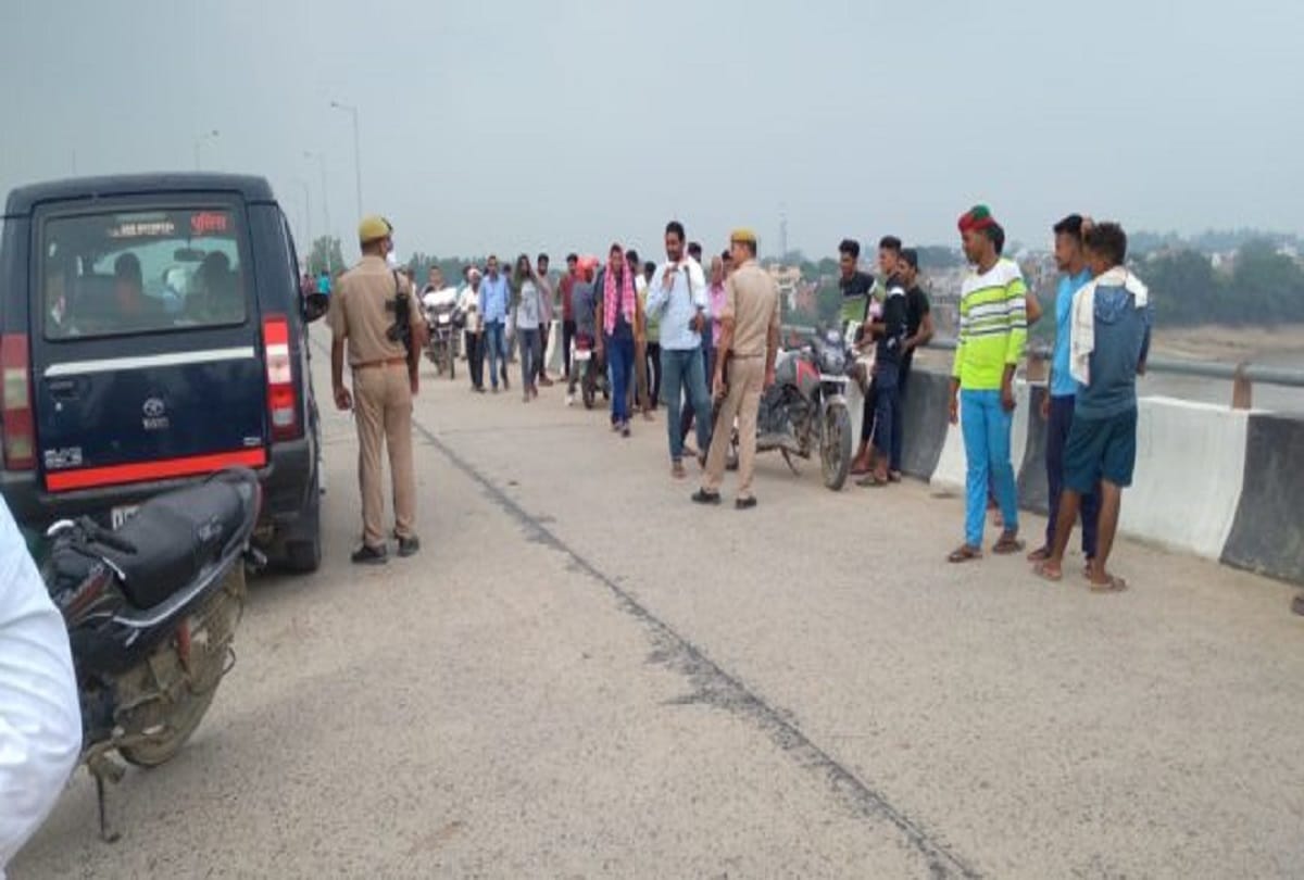Husband and wife jump in river Ganges with baby child Ghazipur Chandauli police getting involved in border dispute