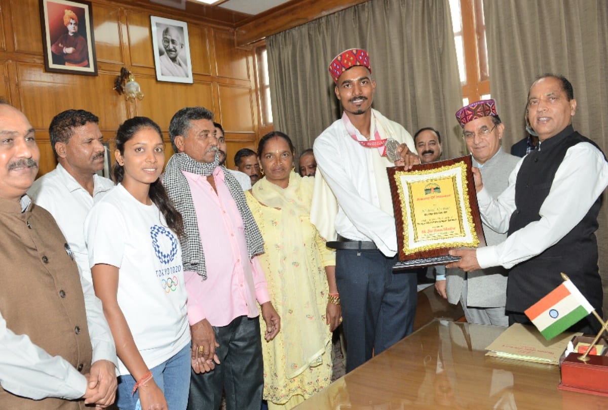Paralympic silver medalist Nishad kumar calls on Governor and Chief Minister at shimla