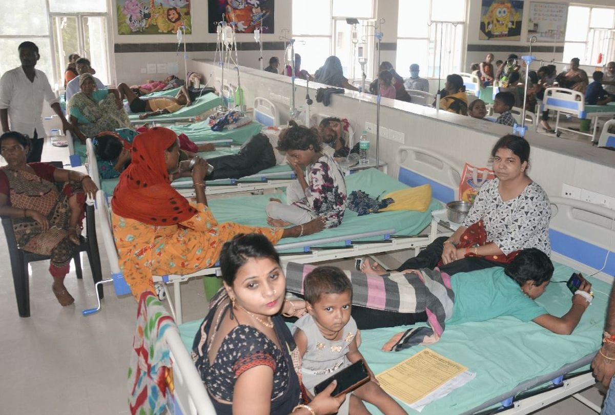 Son Die Due To Fever Hospital Not Provide Stretcher For Dead Body Father Goes On Shoulder