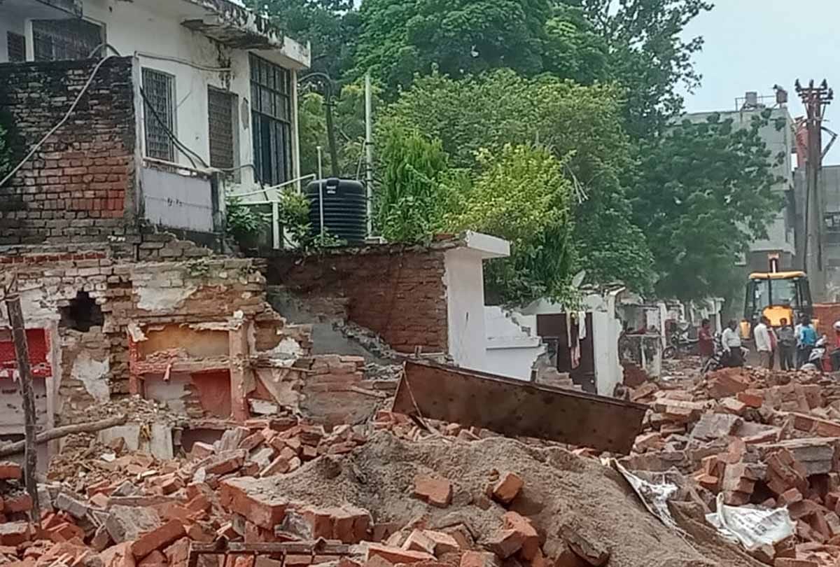 Kanpur: Metro official got paved construction done for illegal occupants till road pavement, mayor demolished