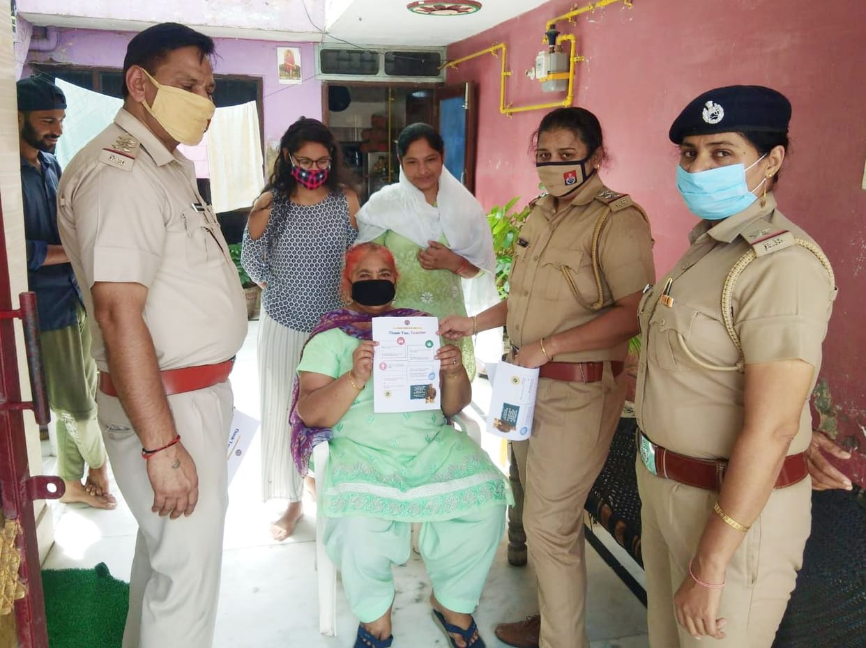 Police distributed greeting letters on Teacher's Day