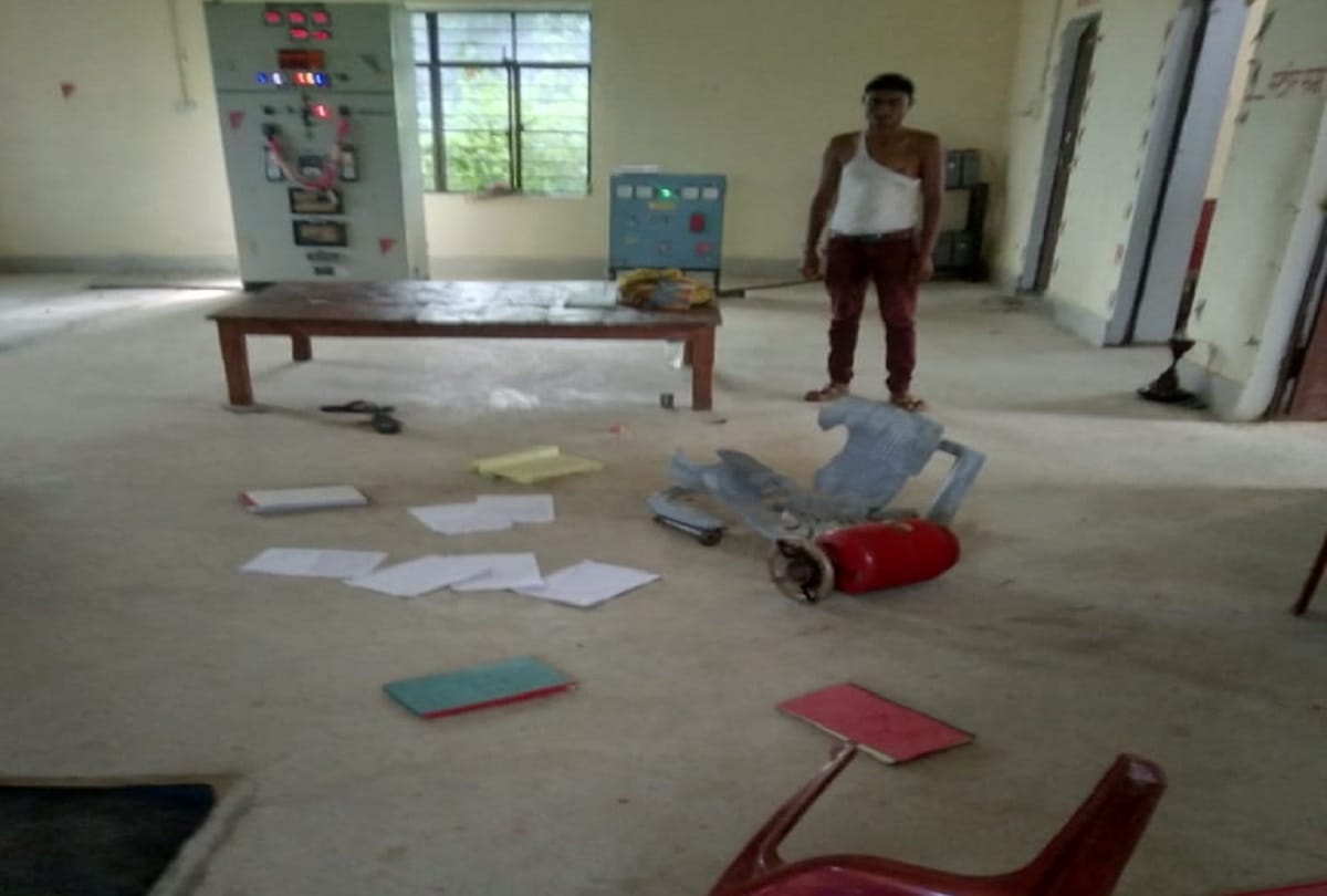 angry villager attack on electric  sub centre in sonebhadra after upset due to power cut employees saved their lives