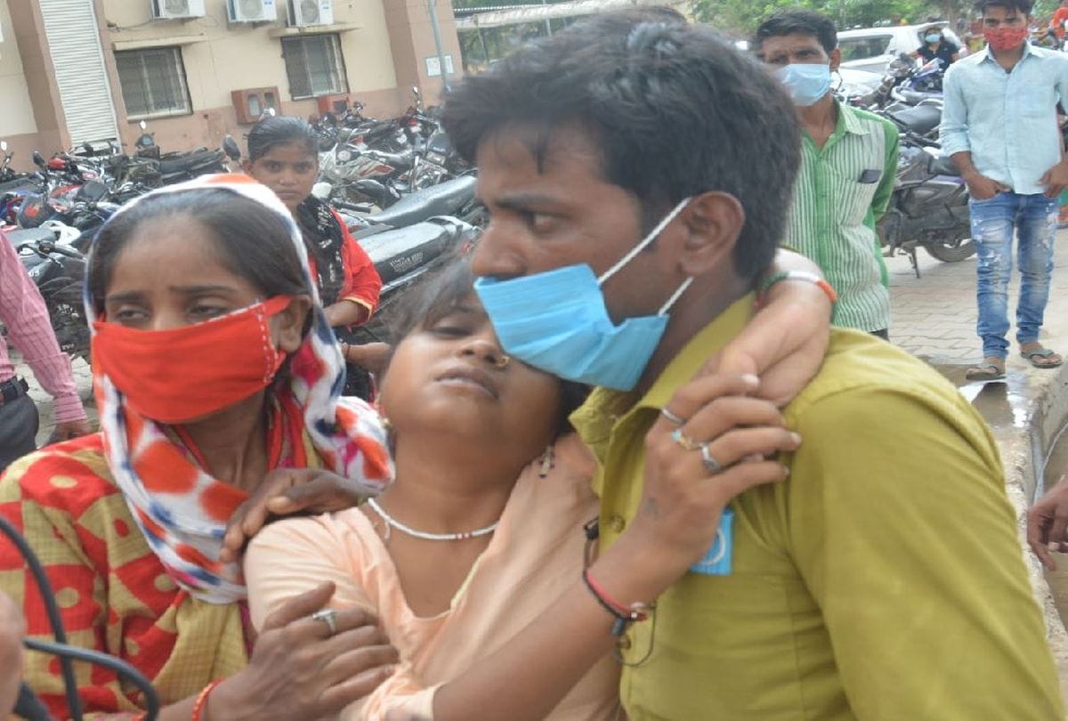 Firozabad Dengue News: relatives reached the hospital carrying sick children on their shoulders