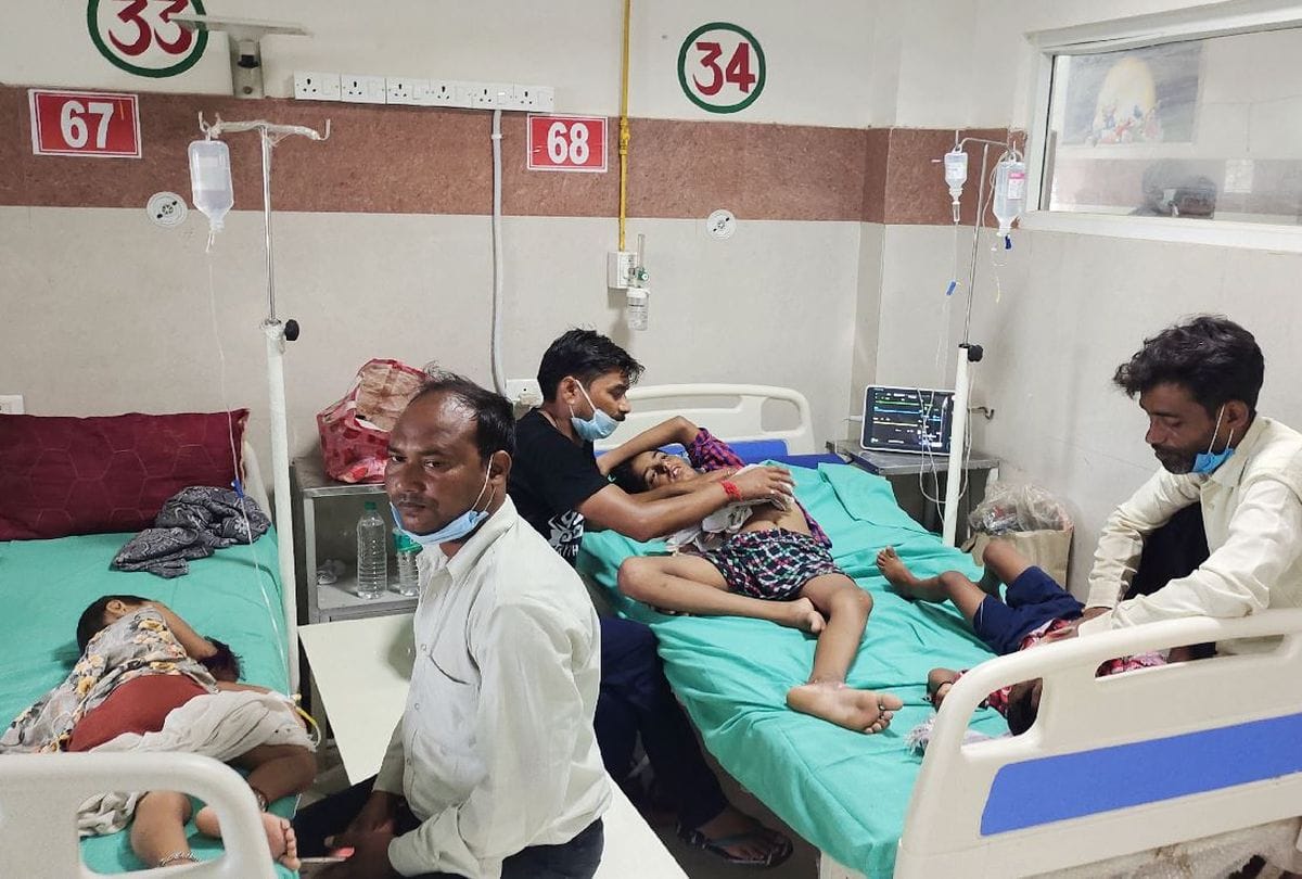 Firozabad Dengue News: relatives reached the hospital carrying sick children on their shoulders