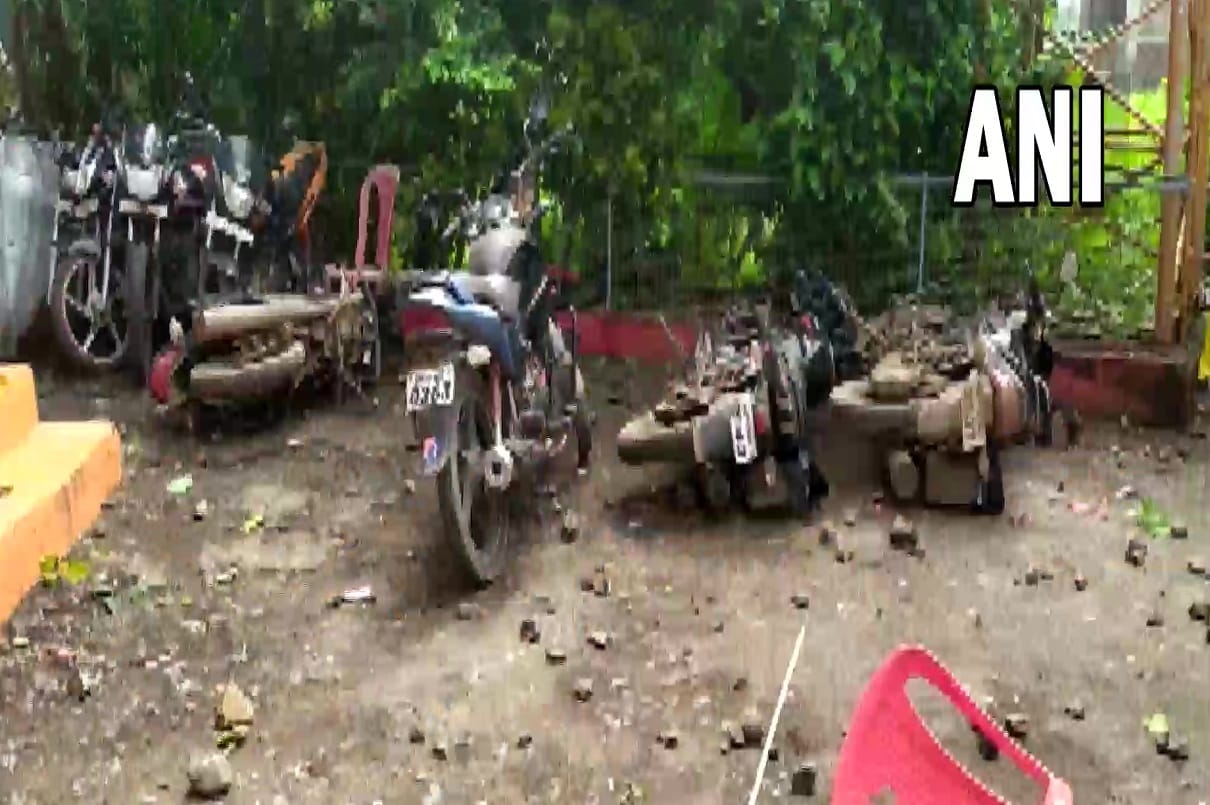 Three police personnel injured after locals attacked in Khargone Bistan police station