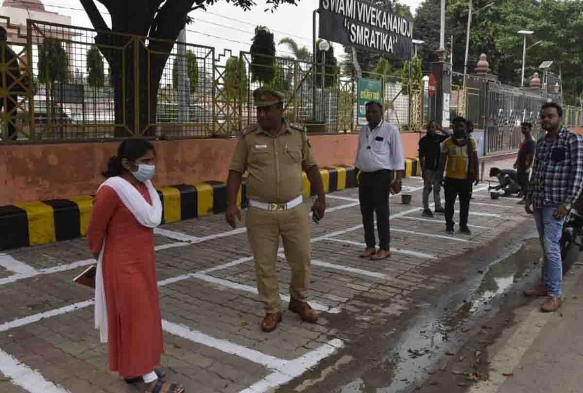 First smart parking started in Kanpur, Vehicles parked for free outside Kargil Park