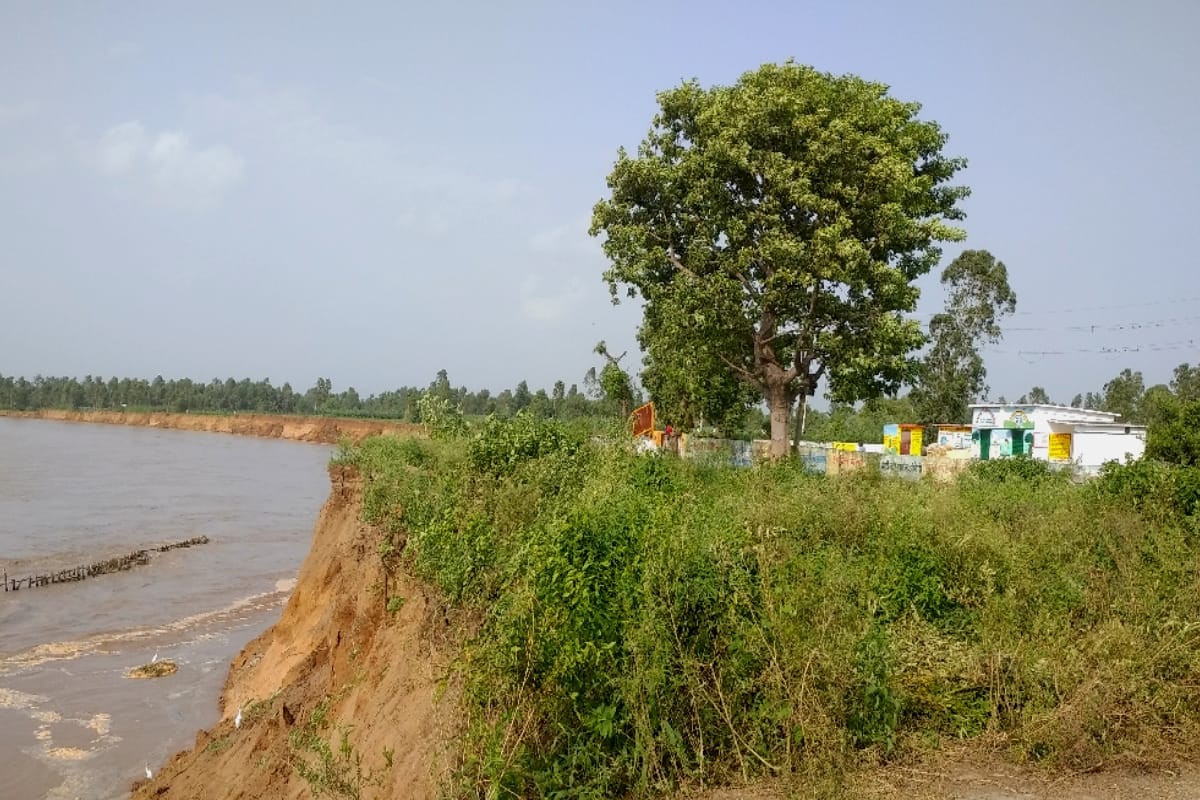 Bijnor: One thousand bigha of land merged in Ganga, primary school also came under water