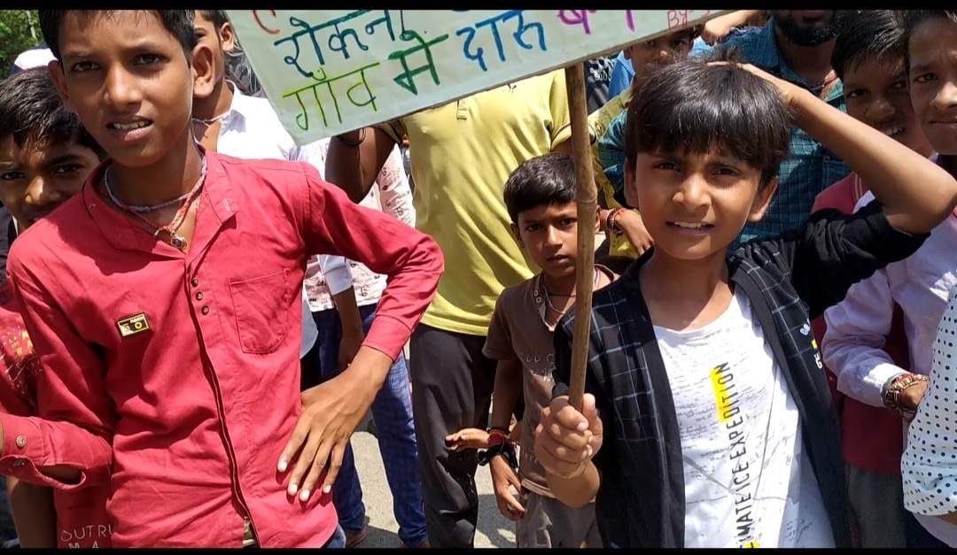 children protest liqer salling
