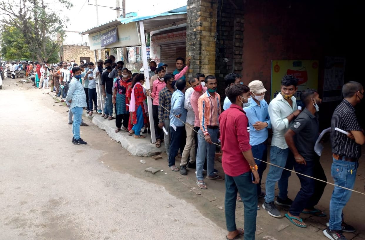 jhajjar bahadurgarh news,Ignoring the rules of physical distance even at the vaccination center