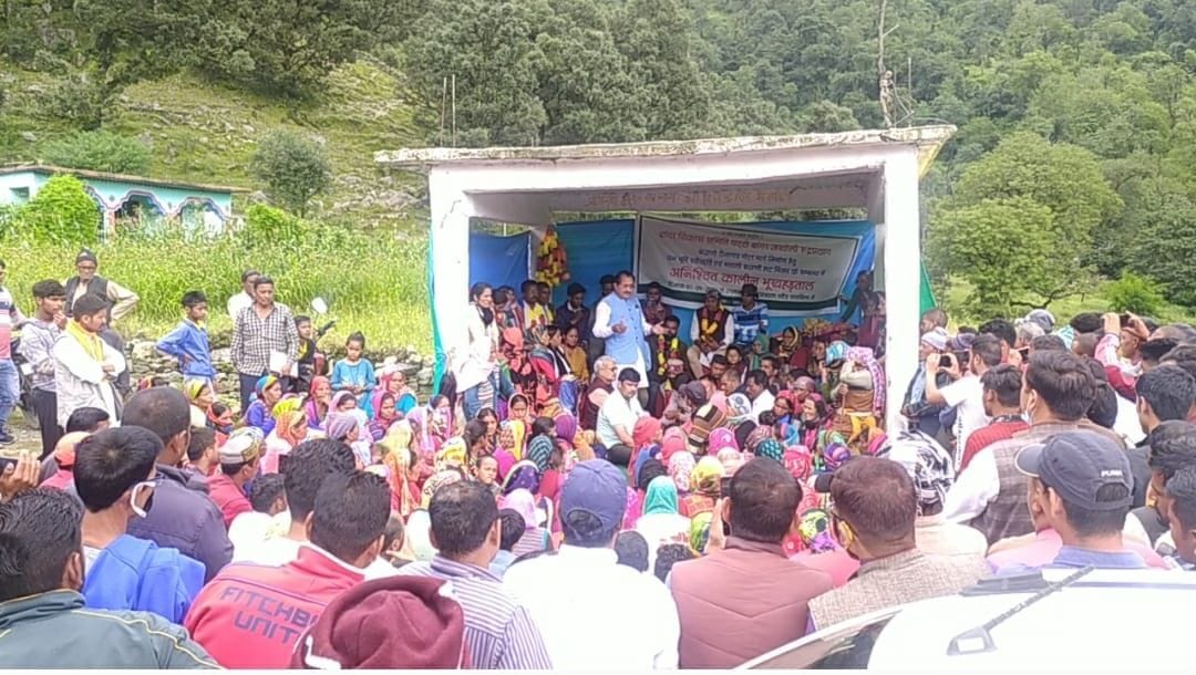 Former jila panchayat president gave support to the movement of the villagers