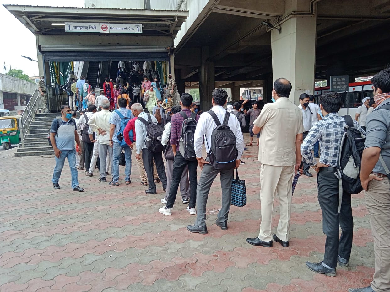 jhajjar bahadurgarh news,Metro remained closed for half an hour due to signal failure at Mundka depot, passengers remained upset