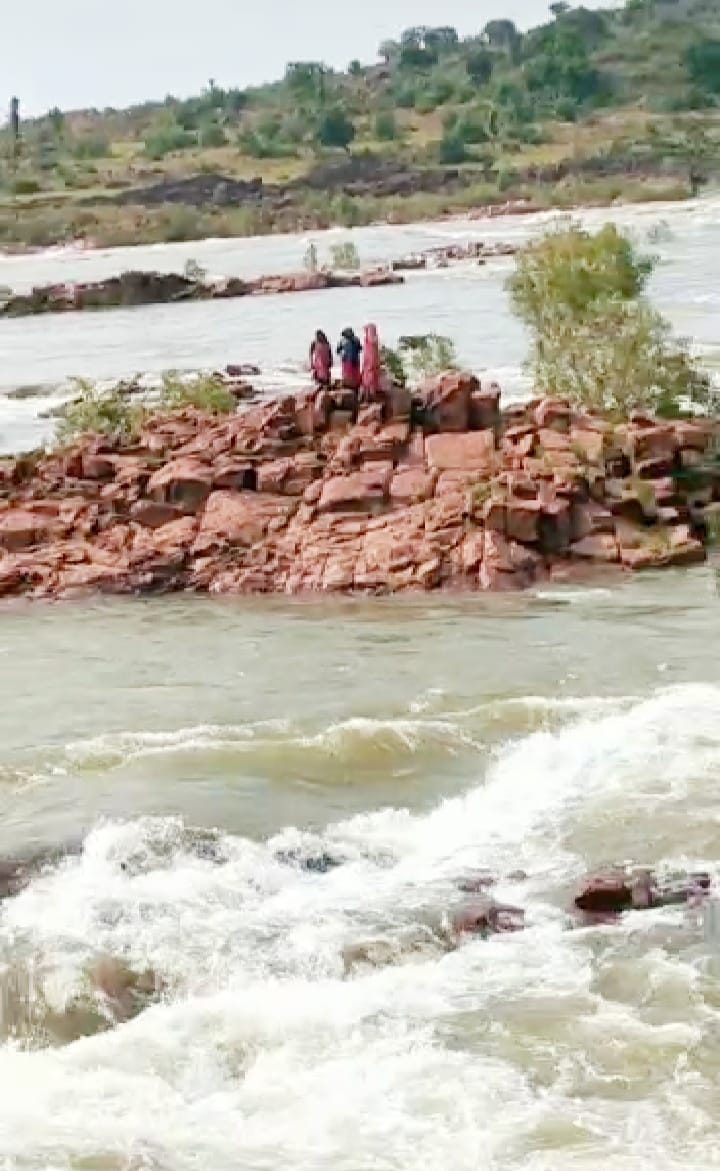water discharging, matatila dam, rajghta dam