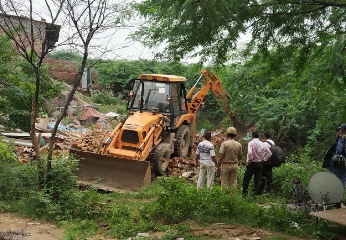Demolition of illegal constructions on Pali Road in Faridabad