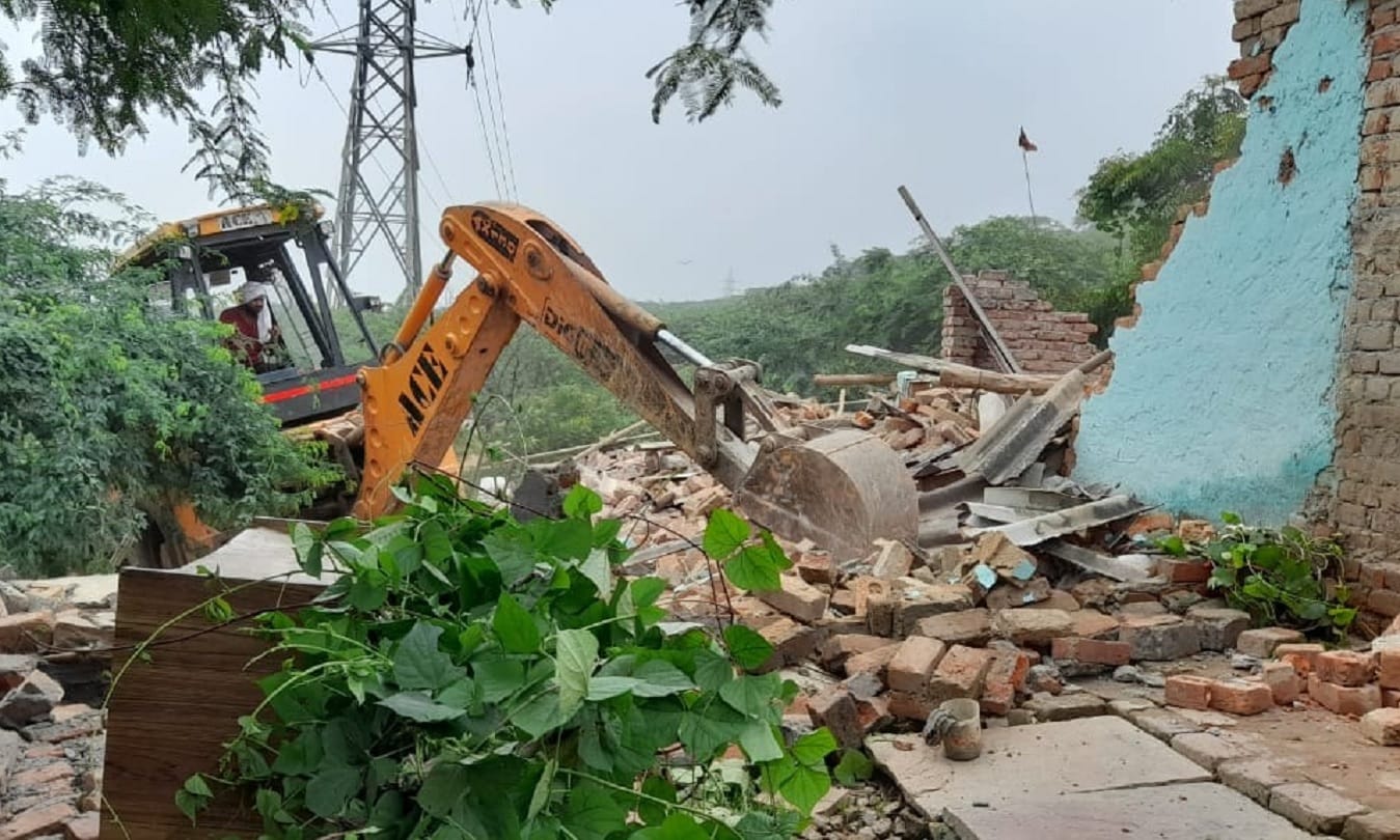 Demolition of illegal constructions on Pali Road in Faridabad