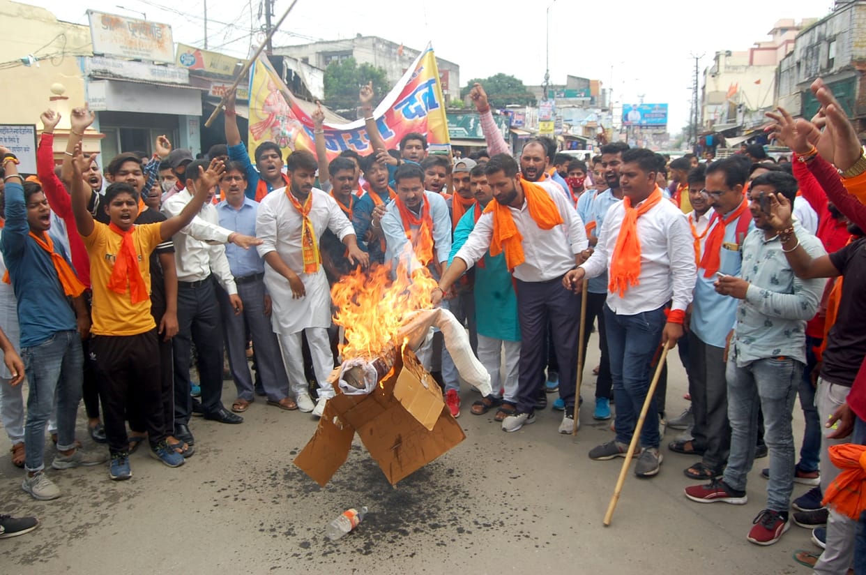 Bajrang Dal burnt EO's effigy by jamming