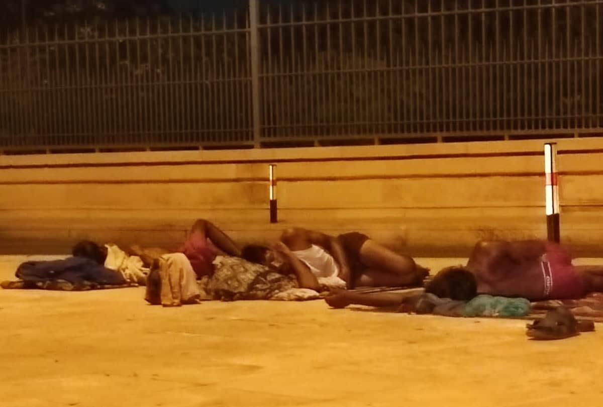 people are sleeping on footpath in Lucknow.