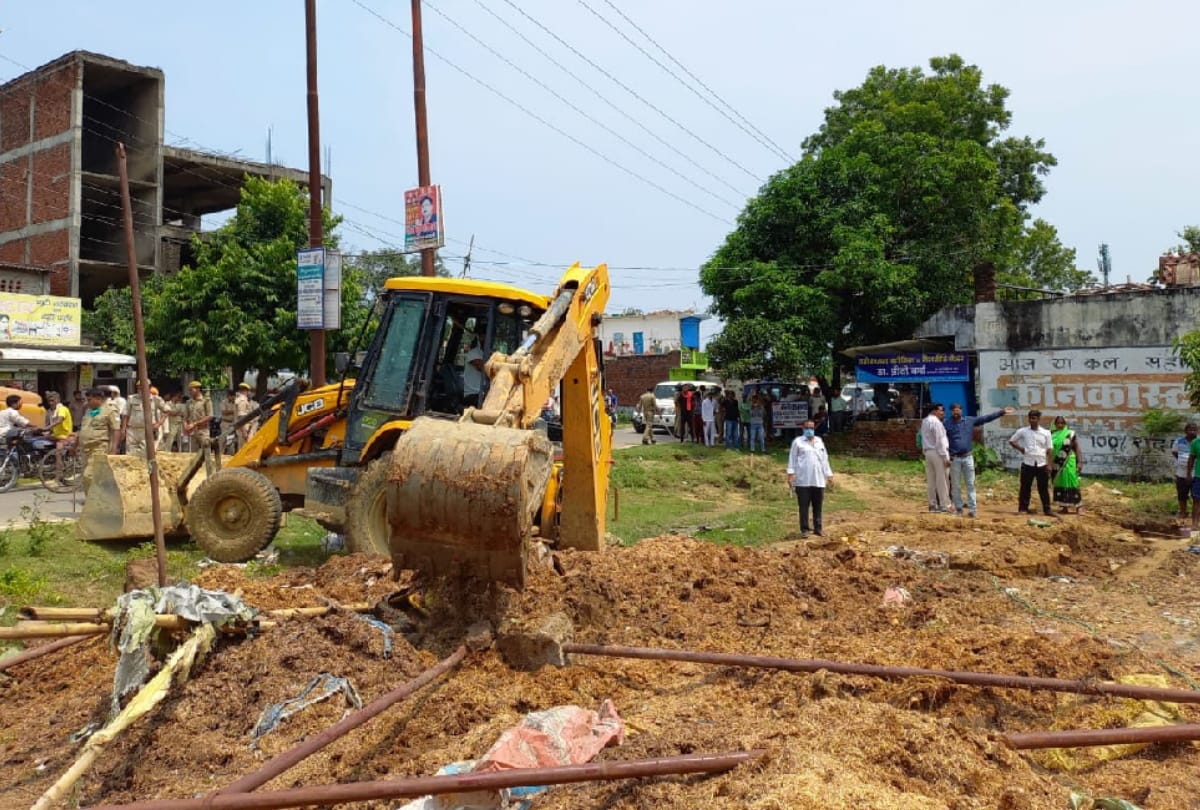 Gorakhpur Development Authority demolished occupation which obstructing road construction in Manbela of Gorakhpur