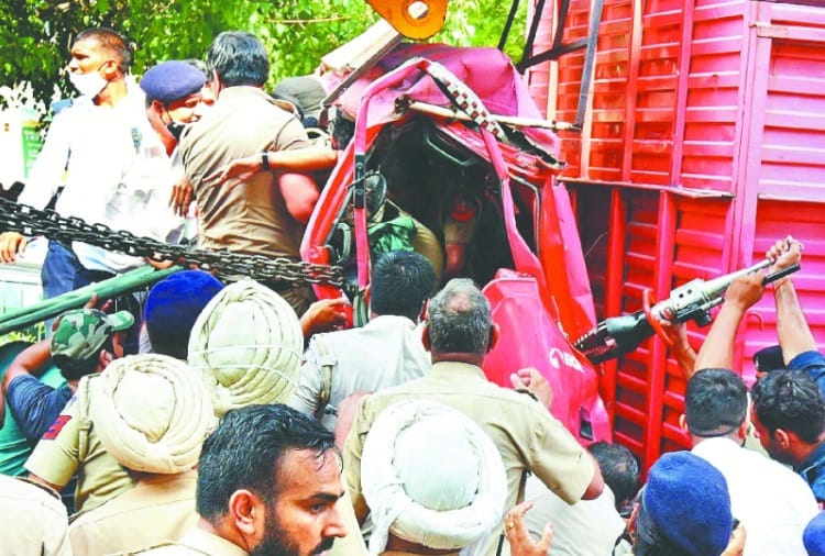 woman constable injured as Three Trucks of Reserve Bank of India collided with each other in Chandigarh 