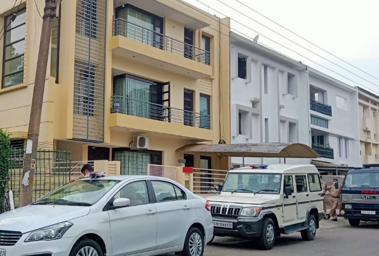 Loot of Six Lakh Rupees from Former Miss India Earth in Chandigarh 