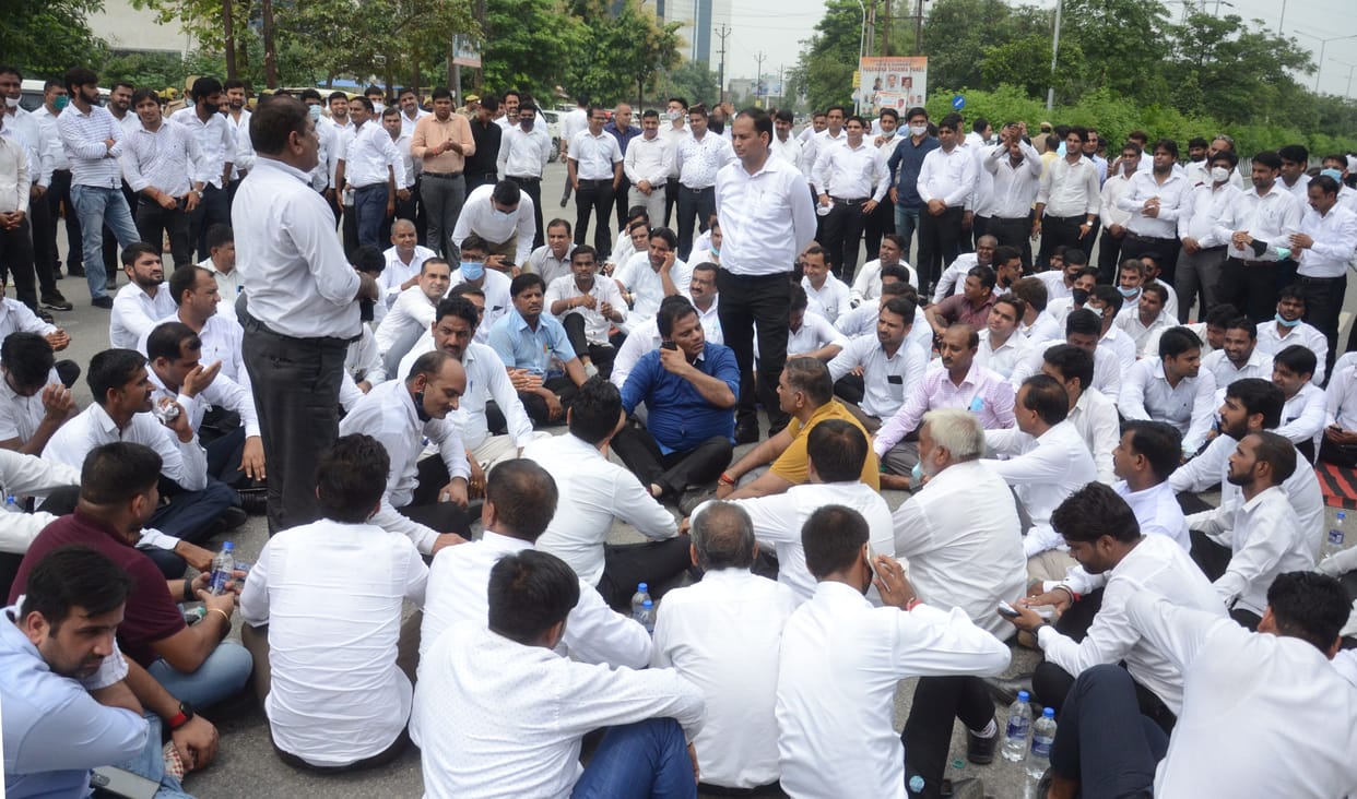 Angry lawyers staged a three-hour dharna near the police commissioner's office