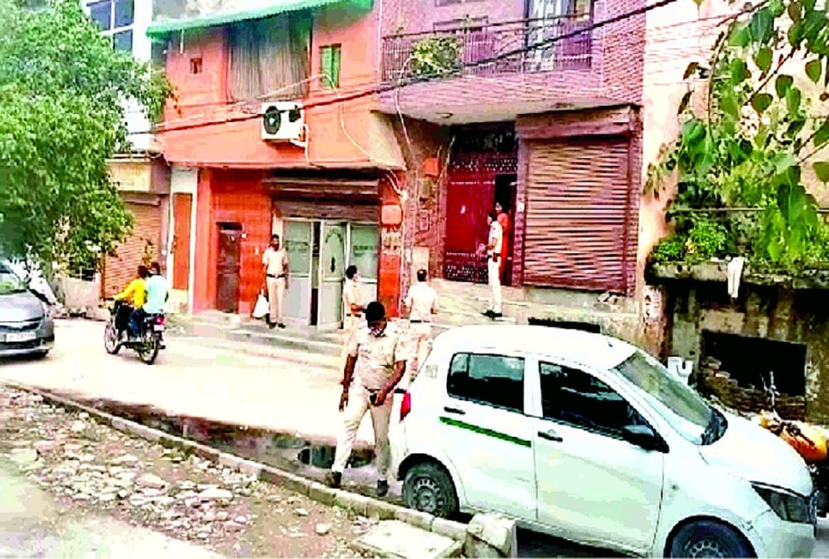 financier murdered in delhi, assailants stabbed him with a knife after shooting him
