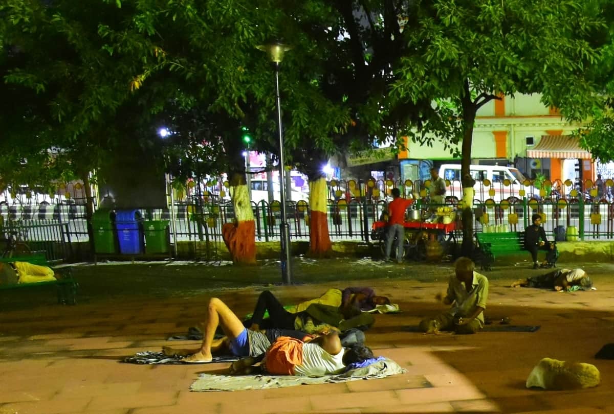 people are sleeping on footpath in Lucknow.