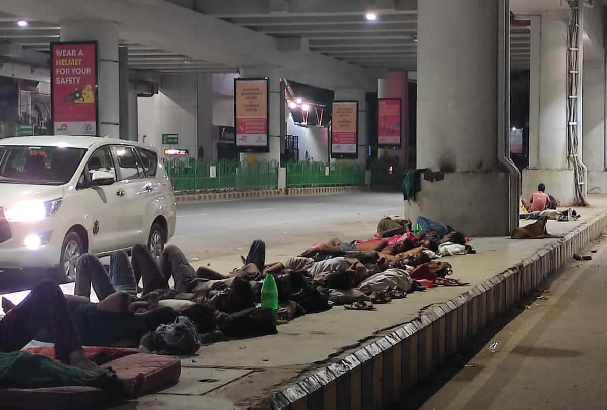 people are sleeping on footpath in Lucknow.