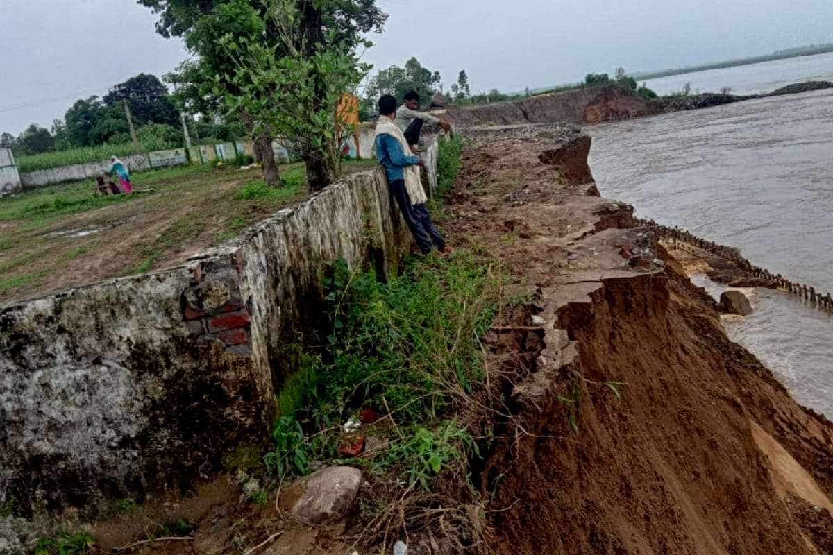 Bijnor: One thousand bigha of land merged in Ganga, primary school also came under water