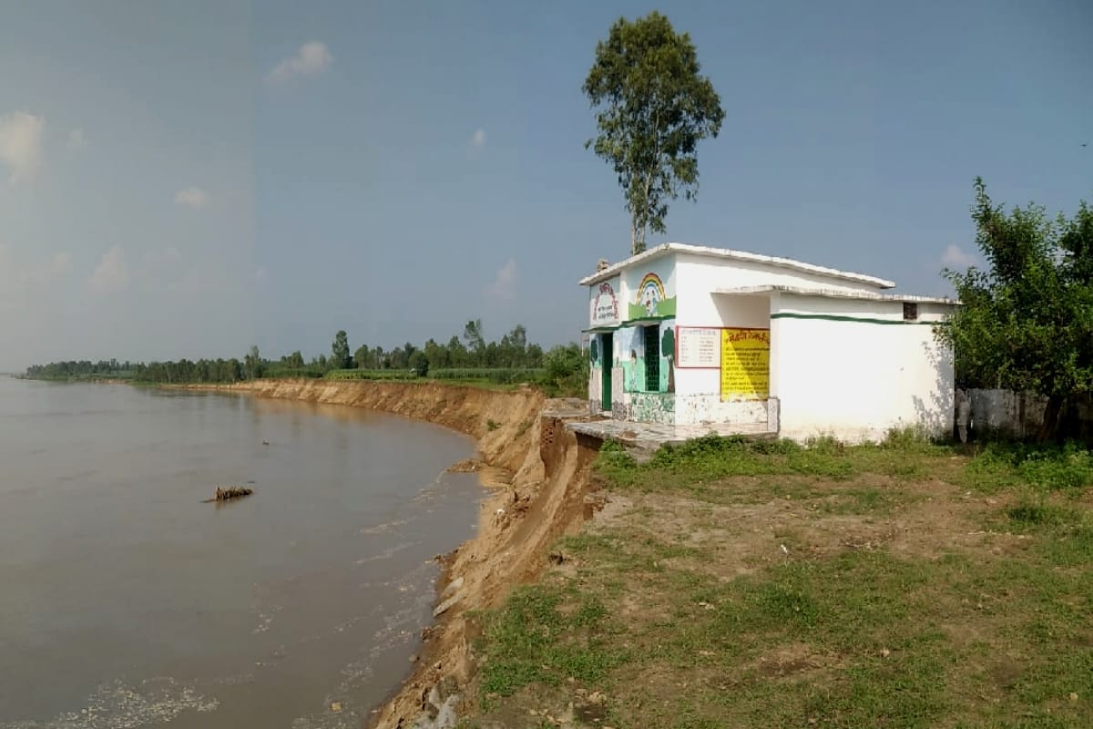 Bijnor: One thousand bigha of land merged in Ganga, primary school also came under water